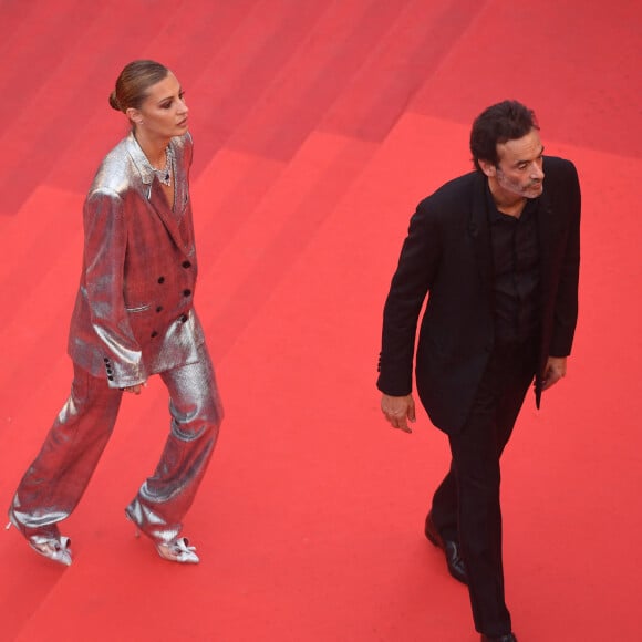 Anthony Delon (habillé par Berluti) et sa compagne Sveva Alviti - Montée des marches du film " Top Gun : Maverick " lors du 75ème Festival International du Film de Cannes. Le 18 mai 2022