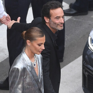 Anthony Delon (habillé par Berluti) et sa compagne Sveva Alviti - Montée des marches du film " Top Gun : Maverick " lors du 75ème Festival International du Film de Cannes. Le 18 mai 2022