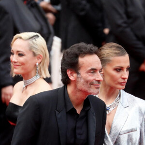 Anthony Delon et sa compagne Sveva Alviti - Montée des marches du film " Top Gun : Maverick " lors du 75ème Festival International du Film de Cannes. Le 18 mai 2022