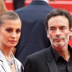 Anthony Delon (habillé par Berluti) et sa compagne Sveva Alviti - Montée des marches du film " Top Gun : Maverick " lors du 75ème Festival International du Film de Cannes. Le 18 mai 2022