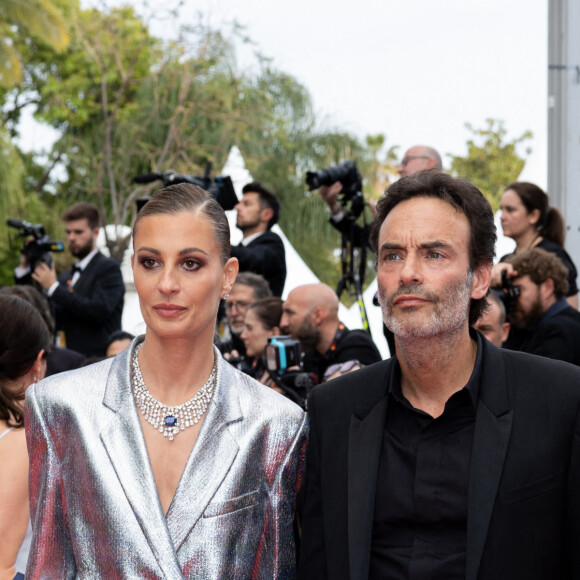 Anthony Delon (habillé par Berluti) et sa compagne Sveva Alviti - Montée des marches du film " Top Gun : Maverick " lors du 75ème Festival International du Film de Cannes. Le 18 mai 2022