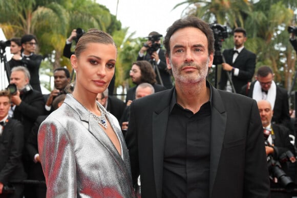 Anthony Delon (habillé par Berluti) et sa compagne Sveva Alviti (en Missoni) - Montée des marches du film " Top Gun : Maverick " lors du 75ème Festival International du Film de Cannes