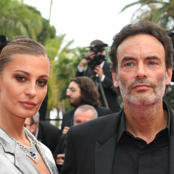 Anthony Delon (habillé par Berluti) et sa compagne Sveva Alviti (en Missoni) - Montée des marches du film " Top Gun : Maverick " lors du 75ème Festival International du Film de Cannes
