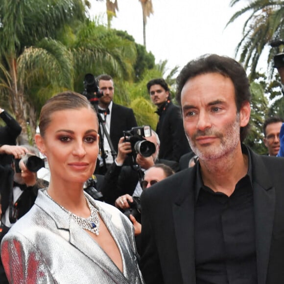 Anthony Delon (habillé par Berluti) et sa compagne Sveva Alviti - Montée des marches du film " Top Gun : Maverick " lors du 75ème Festival International du Film de Cannes. Le 18 mai 2022