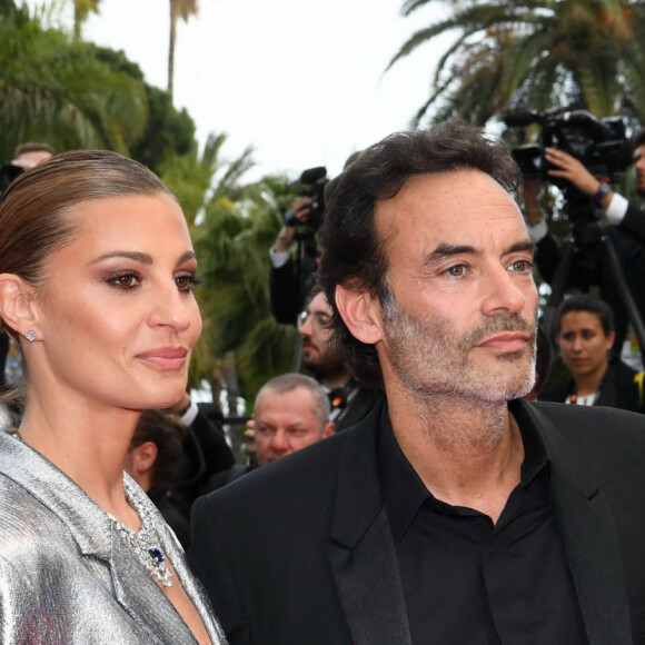 Anthony Delon (habillé par Berluti) et sa compagne Sveva Alviti - Montée des marches du film " Top Gun : Maverick " lors du 75ème Festival International du Film de Cannes. Le 18 mai 2022