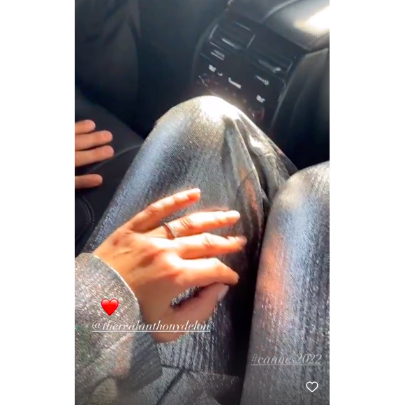 Story Instagram de Sveva Alviti au Festival de Cannes le 18 mai 2022 : elle se montre en route pour le tapis rouge avec son compagnon Anthony Delon et filme notamment sa jolie bague à l'annulaire gauche.