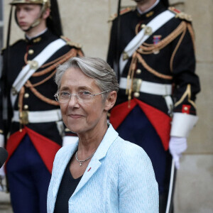 Passation de pouvoirs entre l'ancien Premier ministre français, Jean Castex et la nouvelle Première ministre française, Elisabeth Borne à l Hôtel de Matignon à Paris, France, le 16 mai 2022