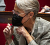 Elisabeth Borne vapotant lors d'une séance de questions au gouvernement à l'Assemblée nationale à Paris