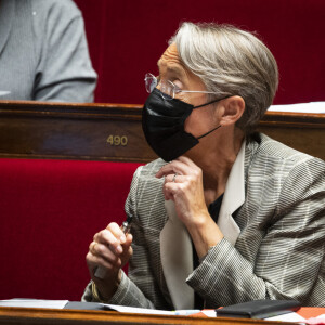 Elisabeth Borne, ministre du Travail, de l'emploi et de l'insertion vapote - Séance de questions au gouvernement à l'Assemblée nationale à Paris, France, le 18 mai 2021