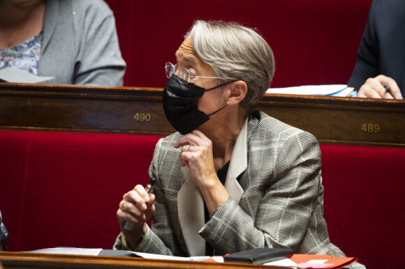 Elisabeth Borne, ministre du Travail, de l'emploi et de l'insertion vapote - Séance de questions au gouvernement à l'Assemblée nationale à Paris, France, le 18 mai 2021