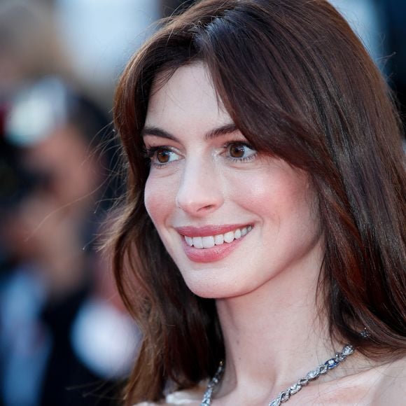 Anne Hathaway - Montée des marches du film " Armageddon Time " lors du 75ème Festival International du Film de Cannes. Le 19 mai 2022 © Cyril Moreau / Bestimage