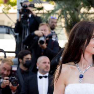 Anne Hathaway - Montée des marches du film " Armageddon Time " lors du 75ème Festival International du Film de Cannes. Le 19 mai 2022 © Cyril Moreau / Bestimage