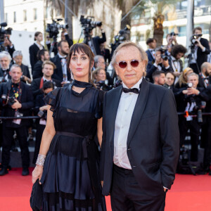 Alexandre Arcady et sa compagne Sabrina Guigui - Montée des marches du film " Armageddon Time " lors du 75ème Festival International du Film de Cannes. Le 19 mai 2022 © Cyril Moreau / Bestimage