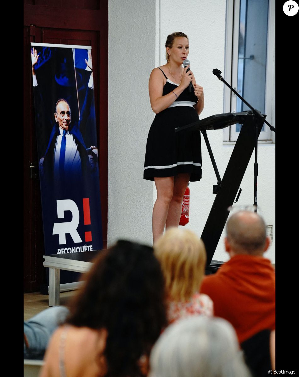 Marion Maréchal (candidate suppléante aux élections législatives dans le Vaucluse pour le parti Reconquête), enceinte, en meeting à Tarascon, le 20 mai 2022.