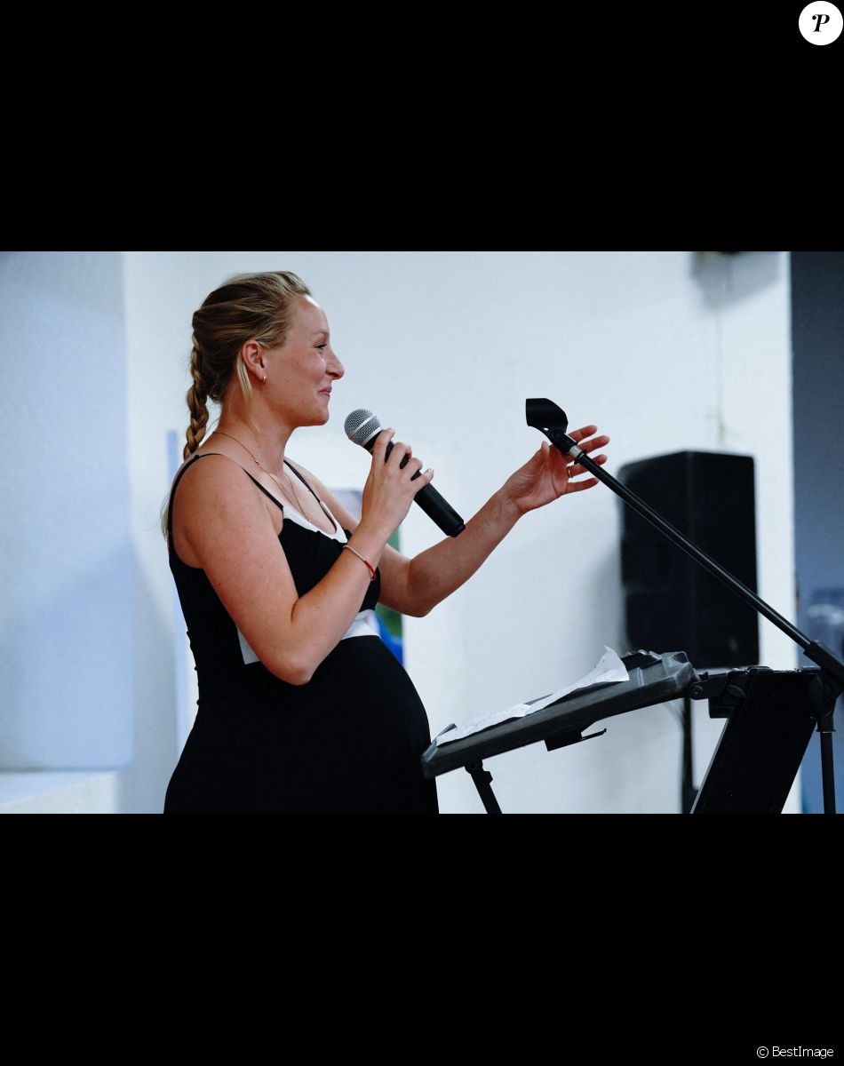 Marion Maréchal (candidate suppléante aux élections législatives dans le Vaucluse pour le parti Reconquête), enceinte, en meeting à Tarascon, le 20 mai 2022.