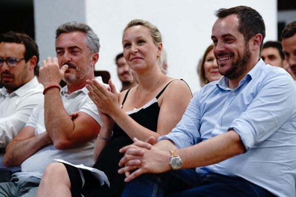 Stéphane Ravier, Nicolas Bay et Marion Maréchal (candidate suppléante aux élections législatives dans le Vaucluse pour le parti Reconquête), enceinte, lors de son meeting à Tarascon, le 20 mai 2022. 