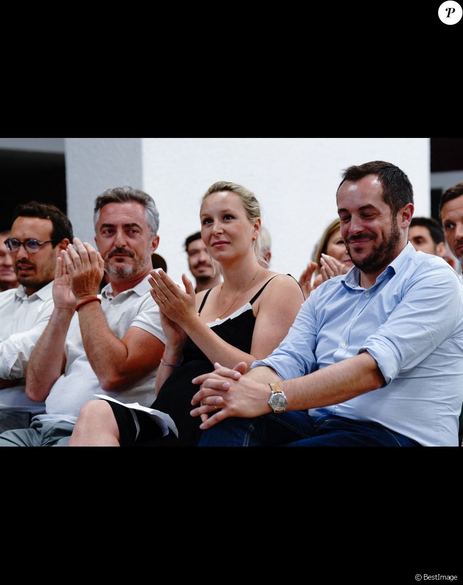 Stéphane Ravier, Nicolas Bay et Marion Maréchal (candidate suppléante aux élections législatives dans le Vaucluse pour le parti Reconquête), enceinte, lors de son meeting à Tarascon, le 20 mai 2022.