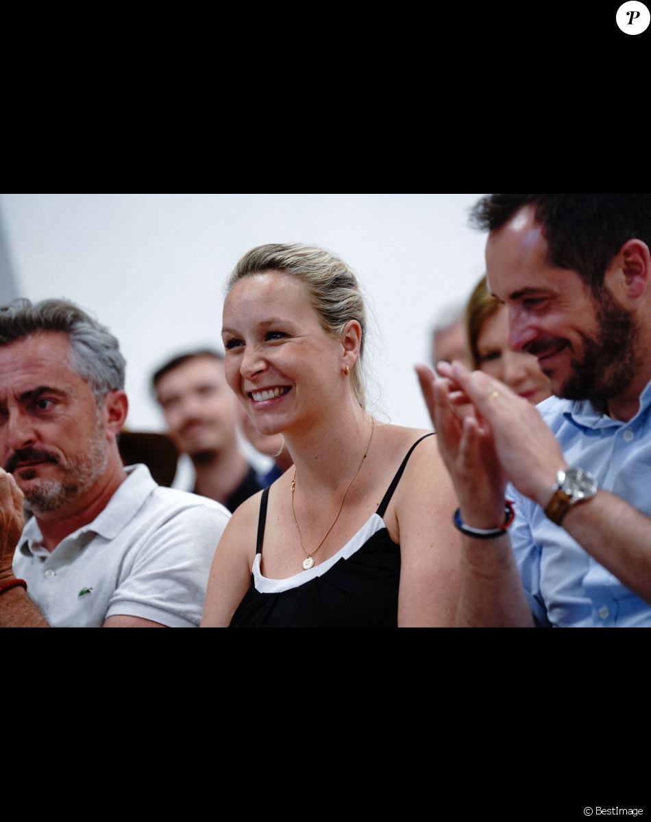 Marion Maréchal (candidate suppléante aux élections législatives dans le Vaucluse pour le parti Reconquête), enceinte, en meeting à Tarascon, le 20 mai 2022.