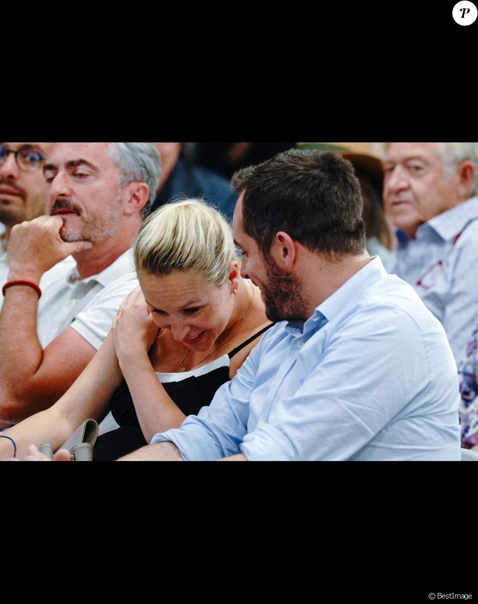 Marion Maréchal (candidate suppléante aux élections législatives dans le Vaucluse pour le parti Reconquête), enceinte, en meeting à Tarascon, le 20 mai 2022.