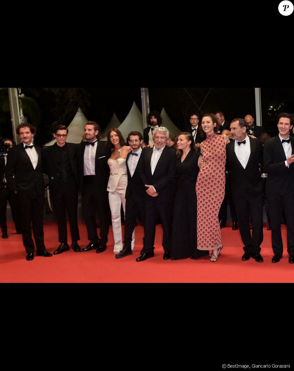 David Marsais, Raphaël Quenard, Grégoire Ludig, Adèle Exarchopoulos, Anthony Sonigo, Alain Chabat, Blanche Gardin, Doria Tillier, Gilles Lellouche, Vincent Lacoste - Montée des marches du film " Fumer Fait Tousser " lors du 75ème Festival International du Film de Cannes. Le 21 mai 2022 © Giancarlo Gorassini / Bestimage