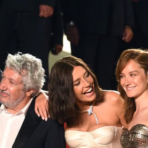 Doria Tillier, Jean-Pascal Zadi, Alain Chabat, Adèle Exarchopoulos, Anaïs Demoustier, Gilles Lellouche - Montée des marches du film " Fumer Fait Tousser " lors du 75ème Festival International du Film de Cannes. Le 21 mai 2022 © Giancarlo Gorassini / Bestimage 