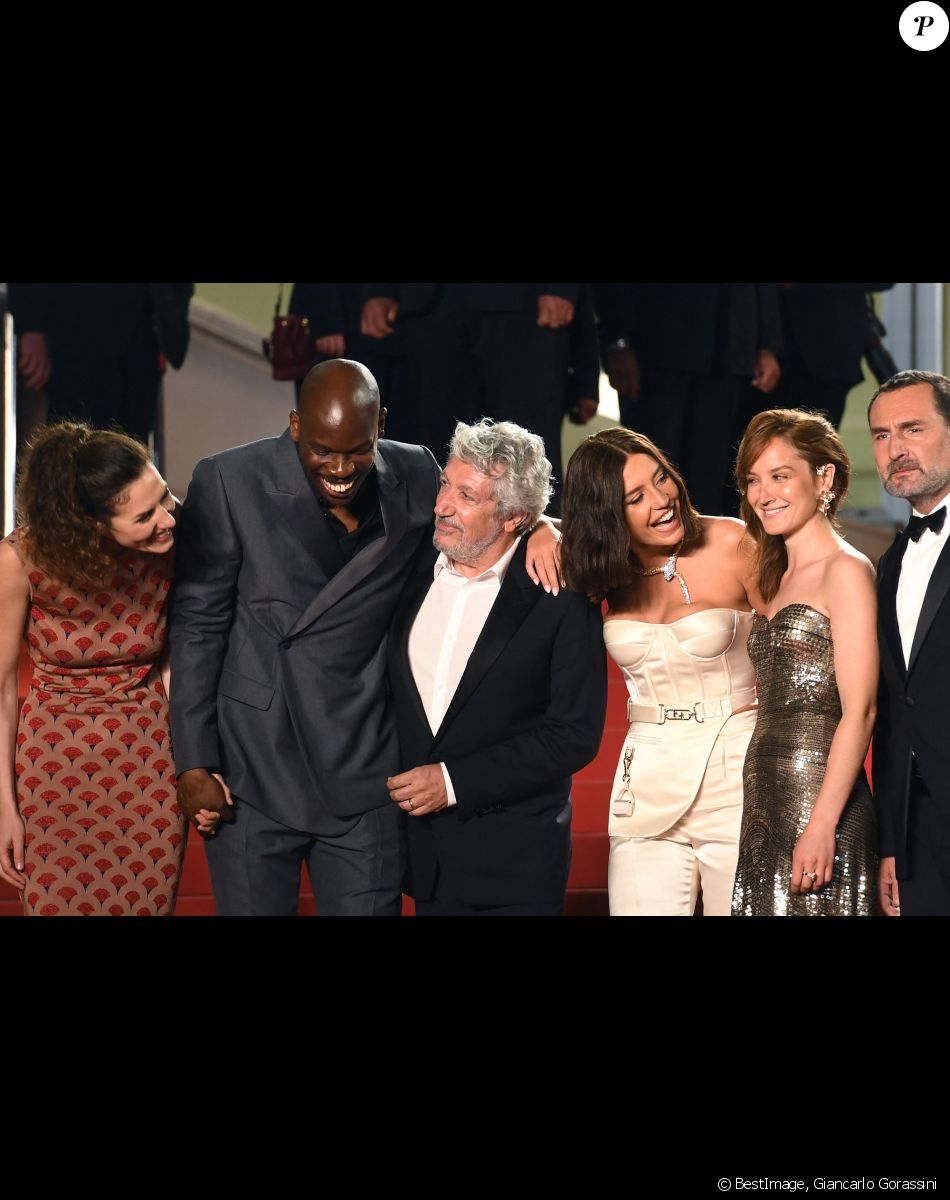 Doria Tillier, Jean-Pascal Zadi, Alain Chabat, Adèle Exarchopoulos, Anaïs Demoustier, Gilles Lellouche - Montée des marches du film " Fumer Fait Tousser " lors du 75ème Festival International du Film de Cannes. Le 21 mai 2022 © Giancarlo Gorassini / Bestimage