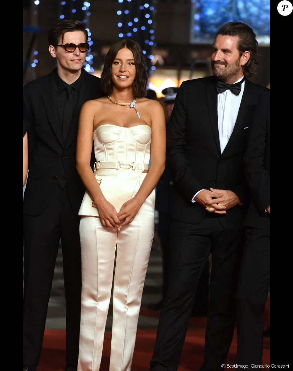 Raphaël Quenard, Adèle Exarchopoulos, Grégoire Ludig - Montée des marches du film " Fumer Fait Tousser " lors du 75ème Festival International du Film de Cannes. Le 21 mai 2022 © Giancarlo Gorassini / Bestimage