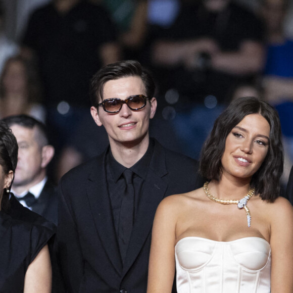 Doria Tillier, Blanche Gardin, Raphaël Quenard, Adèle Exarchopoulos, Grégoire Ludig, David Marsais - Montée des marches du film " Fumer Fait Tousser " lors du 75ème Festival International du Film de Cannes. Le 21 mai 2022 © Cyril Moreau / Bestimage 