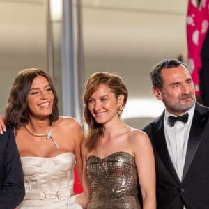 Doria Tillier, Jean-Pascal Zadi, Alain Chabat, Adèle Exarchopoulos, Anaïs Demoustier, Gilles Lellouche, Oulaya Amamra - Montée des marches du film " Fumer Fait Tousser " lors du 75ème Festival International du Film de Cannes. Le 21 mai 2022 © Cyril Moreau / Bestimage 