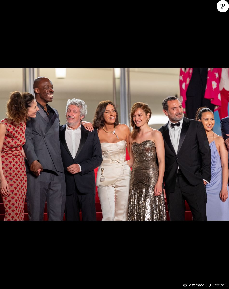 Doria Tillier, Jean-Pascal Zadi, Alain Chabat, Adèle Exarchopoulos, Anaïs Demoustier, Gilles Lellouche, Oulaya Amamra - Montée des marches du film " Fumer Fait Tousser " lors du 75ème Festival International du Film de Cannes. Le 21 mai 2022 © Cyril Moreau / Bestimage
