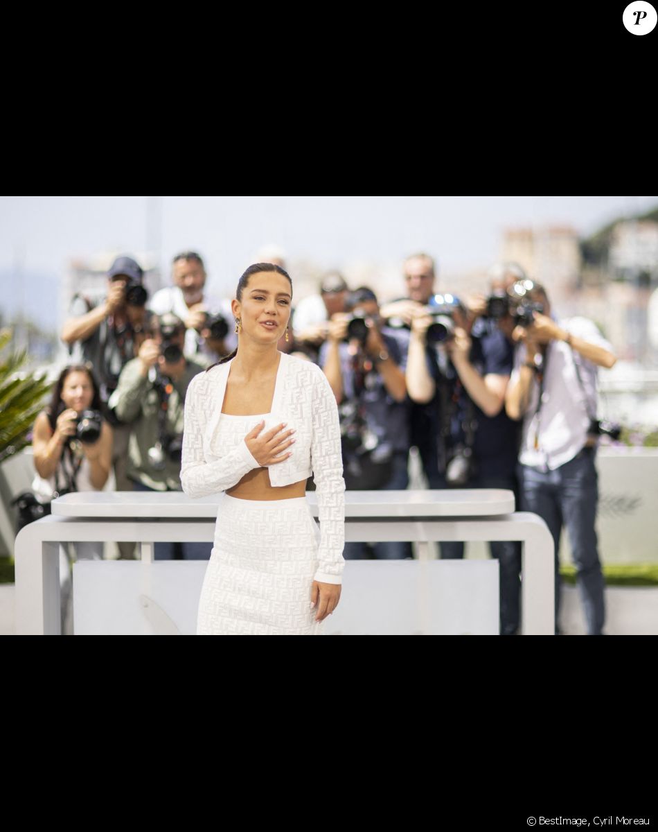 Adèle Exarchopoulos - Photocall de "Fumer Fait Tousser (Smoking Causes Coughing)" lors du 75ème Festival International du Film de Cannes, le 21 mai 2022. © Cyril Moreau/Bestimage