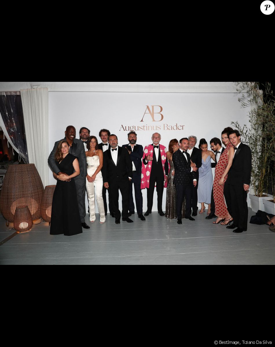 Exclusif - Blanche Gardin, Jean-Pascal Zadi, Grégoire Ludig, Adèle Exarchopoulos, David Marsais, Gilles Lellouche, Quentin Dupieux, Nicolas Seydoux, Anaïs Demoustier, Jérôme Niel, Alain Chabat, Oulaya Amamra, Anthony Sonigo, Doria Tillier, Vincent Lacoste - Photos de l'équipe du film "Fumer fait tousser" à la plage du Grand Hôtel lors du 75ème Festival International du Film de Cannes. Le 21 mai 2022 © Tiziano Da Silva / Bestimage Exclusive - Blanche Gardin, Jean-Pascal Zadi, Grégoire Ludig, Adèle Exarchopoulos, David Marsais, Gilles Lellouche, Quentin Dupieux, Nicolas Seydoux, Anaïs Demoustier, Jérôme Niel, Alain Chabat, Oulaya Amamra, Anthony Sonigo, Doria Tillier, Vincent Lacoste - Photos of the film crew "Smoking makes you cough" at the beach of the Grand Hotel during the 75th Cannes International Film Festival. May 21, 2022.