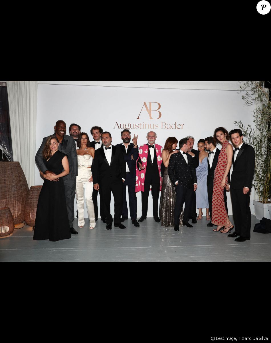 Exclusif - Blanche Gardin, Jean-Pascal Zadi, Grégoire Ludig, Adèle Exarchopoulos, David Marsais, Gilles Lellouche, Quentin Dupieux, Nicolas Seydoux, Anaïs Demoustier, Jérôme Niel, Alain Chabat, Oulaya Amamra, Anthony Sonigo, Doria Tillier, Vincent Lacoste - Photos de l'équipe du film "Fumer fait tousser" à la plage du Grand Hôtel lors du 75ème Festival International du Film de Cannes. Le 21 mai 2022 © Tiziano Da Silva / Bestimage Exclusive - Blanche Gardin, Jean-Pascal Zadi, Grégoire Ludig, Adèle Exarchopoulos, David Marsais, Gilles Lellouche, Quentin Dupieux, Nicolas Seydoux, Anaïs Demoustier, Jérôme Niel, Alain Chabat, Oulaya Amamra, Anthony Sonigo, Doria Tillier, Vincent Lacoste - Photos of the film crew "Smoking makes you cough" at the beach of the Grand Hotel during the 75th Cannes International Film Festival. May 21, 2022.