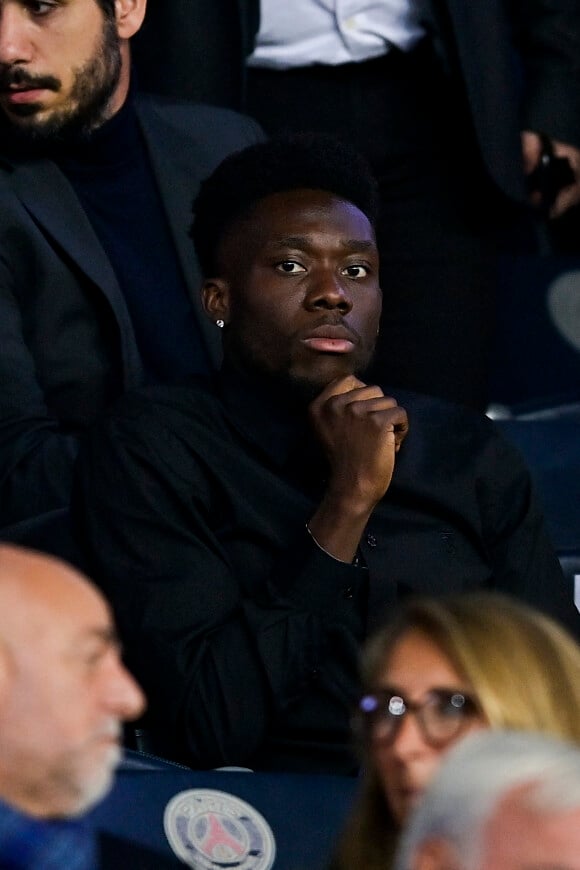 Alphonso Davies assiste au match de Ligue 1 Uber Eats PSG contre Angers à Paris. © JB Autissier / Panoramic / Bestimage