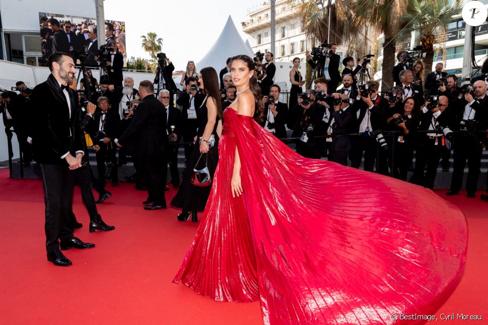 Sara Sampaio (Bijoux Messika) - Montée des marches du film Heojil