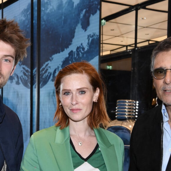 Victor Meutelet, Audrey Fleurot et Pascal Elbé - Lancement des nouveaux parfums Moncler dans sa boutique sur l'avenue des Champs-Élysées à Paris, le 22 avril 2022. © Rachid Bellak/Bestimage