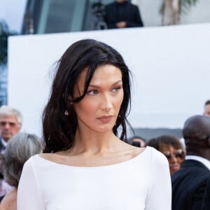 Bella Hadid - Montée des marches du film " Broker (Les bonnes étoiles) " lors du 75ème Festival International du Film de Cannes. Le 26 mai 2022 © Olivier Borde / Bestimage