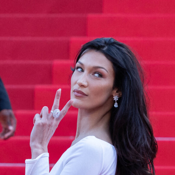 Bella Hadid - Montée des marches du film " Broker (Les bonnes étoiles) " lors du 75ème Festival International du Film de Cannes. Le 26 mai 2022 © Olivier Borde / Bestimage