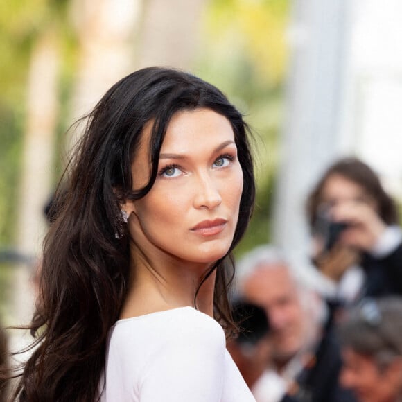 Bella Hadid - Montée des marches du film " Broker (Les bonnes étoiles) " lors du 75ème Festival International du Film de Cannes. Le 26 mai 2022 © Olivier Borde / Bestimage