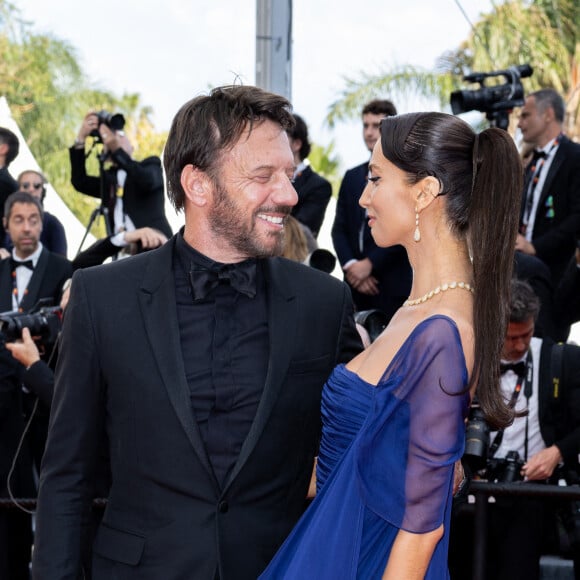 Samuel Le Bihan et sa compagne Stefania Cristian - Montée des marches du film " L'Innocent " lors du 75ème Festival International du Film de Cannes. Le 24 mai 2022 © Olivier Borde / Bestimage 