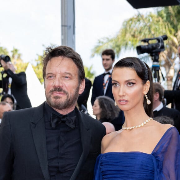 Samuel Le Bihan et sa compagne Stefania Cristian - Montée des marches du film " L'Innocent " lors du 75ème Festival International du Film de Cannes. Le 24 mai 2022 © Olivier Borde / Bestimage 