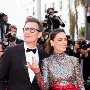 Michel Hazanavicius et sa compagne Bérénice Bejo (bijoux TASAKI, tenue Alexis Mabille) - Montée des marches du film " L'Innocent " lors du 75ème Festival International du Film de Cannes. Le 24 mai 2022 © Cyril Moreau / Bestimage 