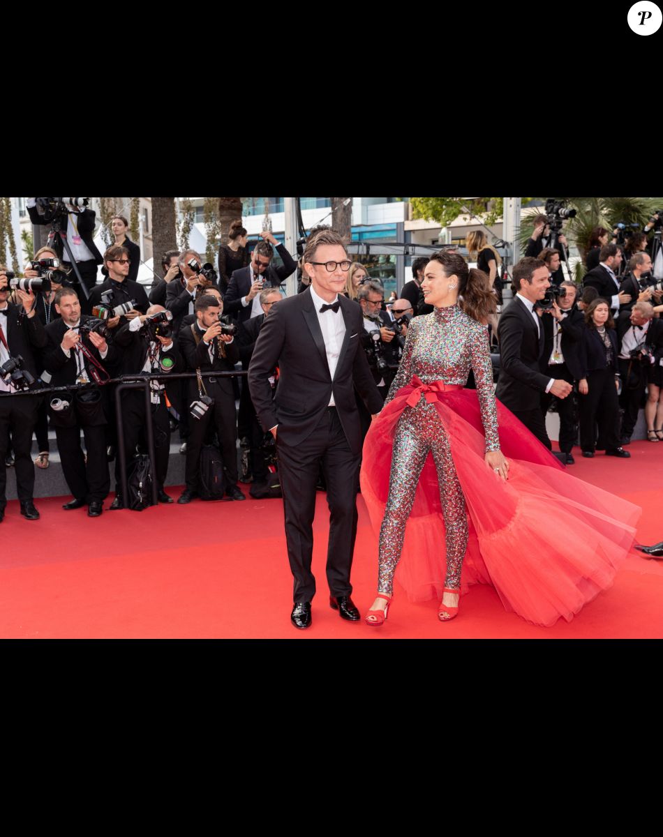 Michel Hazanavicius et sa compagne Bérénice Bejo (bijoux TASAKI, tenue Alexis Mabille ) - Montée des marches du film " L'Innocent " lors du 75ème Festival International du Film de Cannes. Le 24 mai 2022 © Cyril Moreau / Bestimage