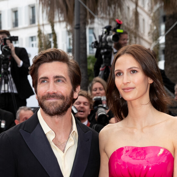 Jake Gyllenhaal et sa compagne Jeanne Cadieu (tenue Loewe) - Montée des marches du film " L'Innocent " lors du 75ème Festival International du Film de Cannes. Le 24 mai 2022 © Cyril Moreau / Bestimage 