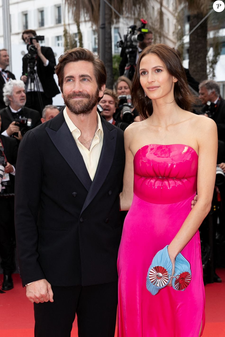 Jake Gyllenhaal et sa compagne Jeanne Cadieu (tenue Loewe) Montée des