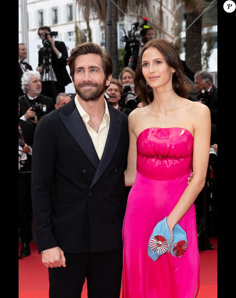 Jake Gyllenhaal et sa compagne Jeanne Cadieu (tenue Loewe) - Montée des marches du film " L'Innocent " lors du 75ème Festival International du Film de Cannes. Le 24 mai 2022 © Cyril Moreau / Bestimage
