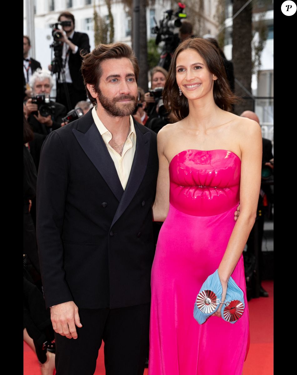 Jake Gyllenhaal et sa compagne Jeanne Cadieu (tenue Loewe)- Montée des marches du film " L'Innocent " lors du 75ème Festival International du Film de Cannes. Le 24 mai 2022 © Cyril Moreau / Bestimage