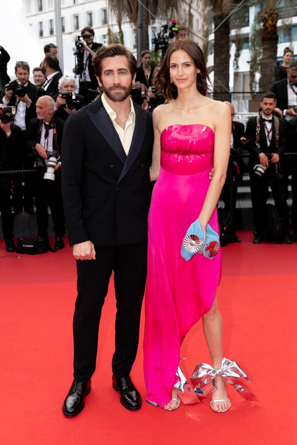 Jake Gyllenhaal et sa compagne Jeanne Cadieu (tenue Loewe) - Montée des marches du film " L'Innocent " lors du 75ème Festival International du Film de Cannes. Le 24 mai 2022 © Cyril Moreau / Bestimage 
