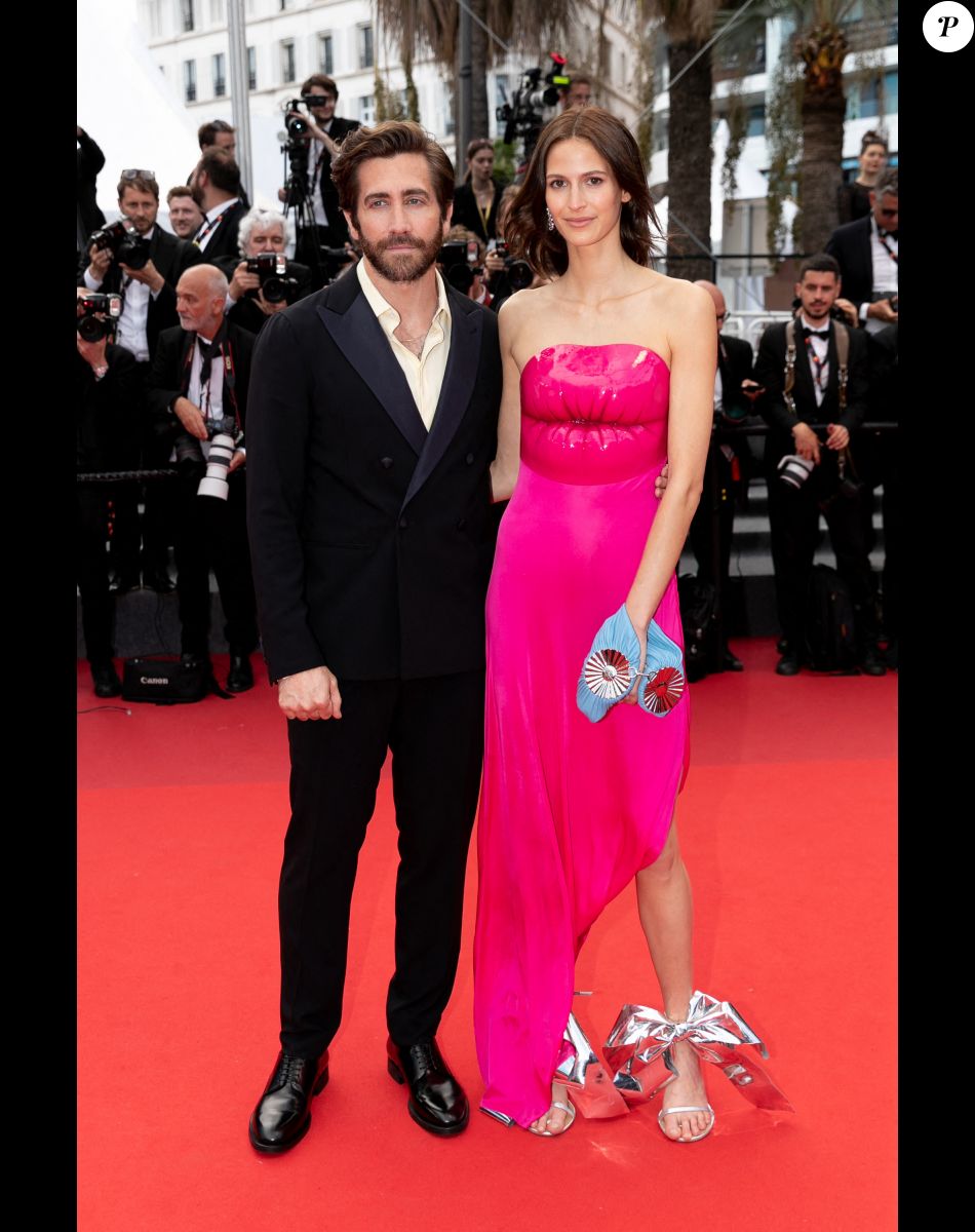 Jake Gyllenhaal et sa compagne Jeanne Cadieu (tenue Loewe) - Montée des marches du film " L'Innocent " lors du 75ème Festival International du Film de Cannes. Le 24 mai 2022 © Cyril Moreau / Bestimage