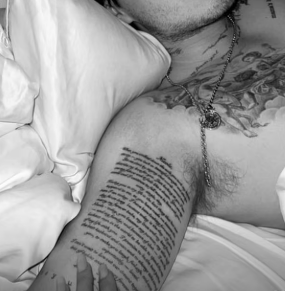 Story Instagram de Brooklyn Beckham dans laquelle on peut apercevoir son nouveau tatouage destiné à sa femme. 